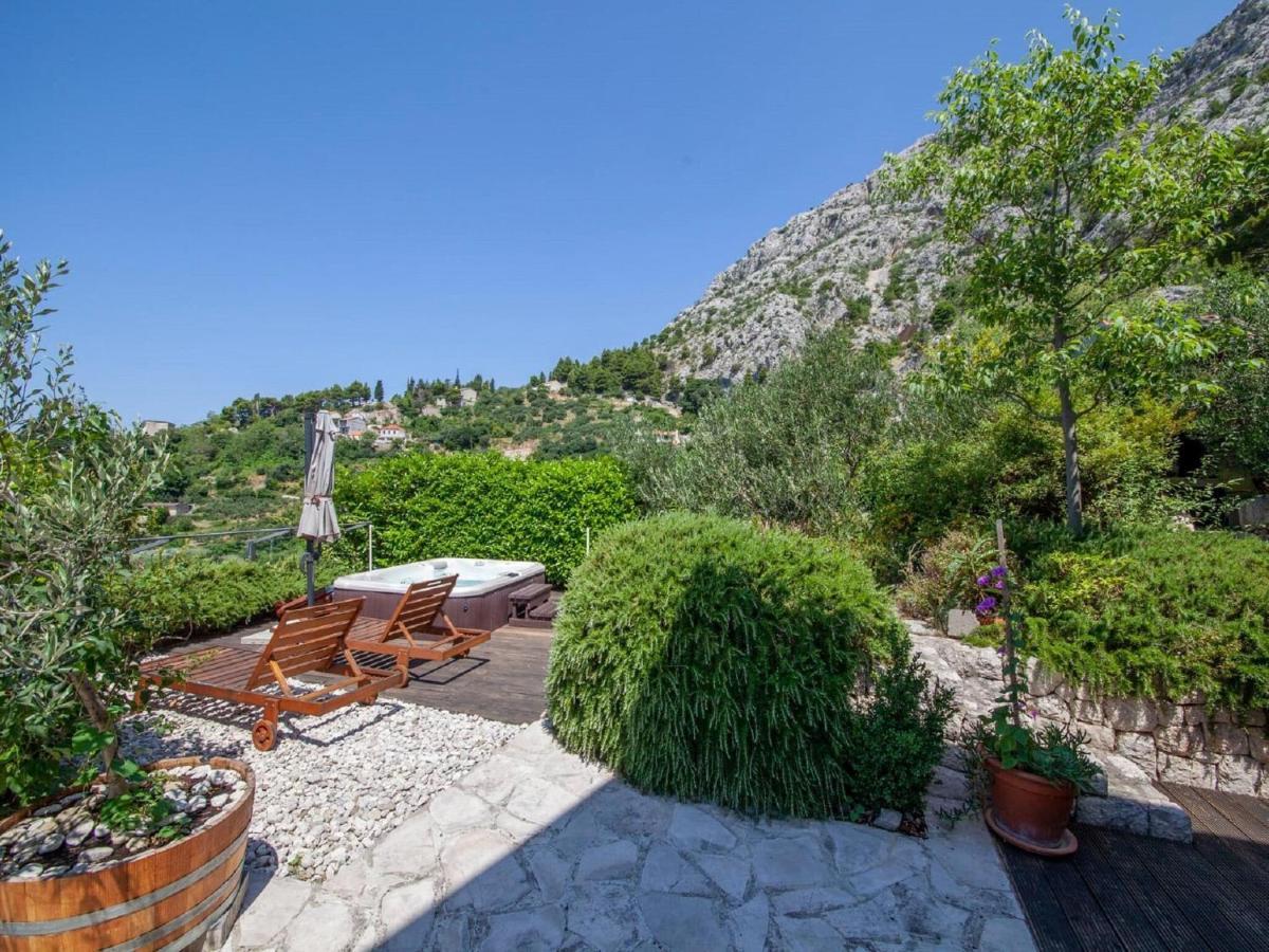 Luxurious Holiday Home In Makarska With Jacuzzi Εξωτερικό φωτογραφία
