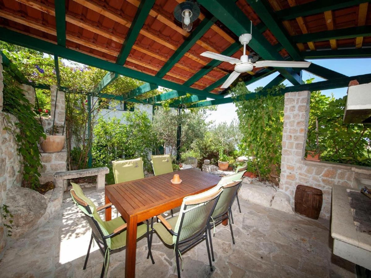 Luxurious Holiday Home In Makarska With Jacuzzi Εξωτερικό φωτογραφία