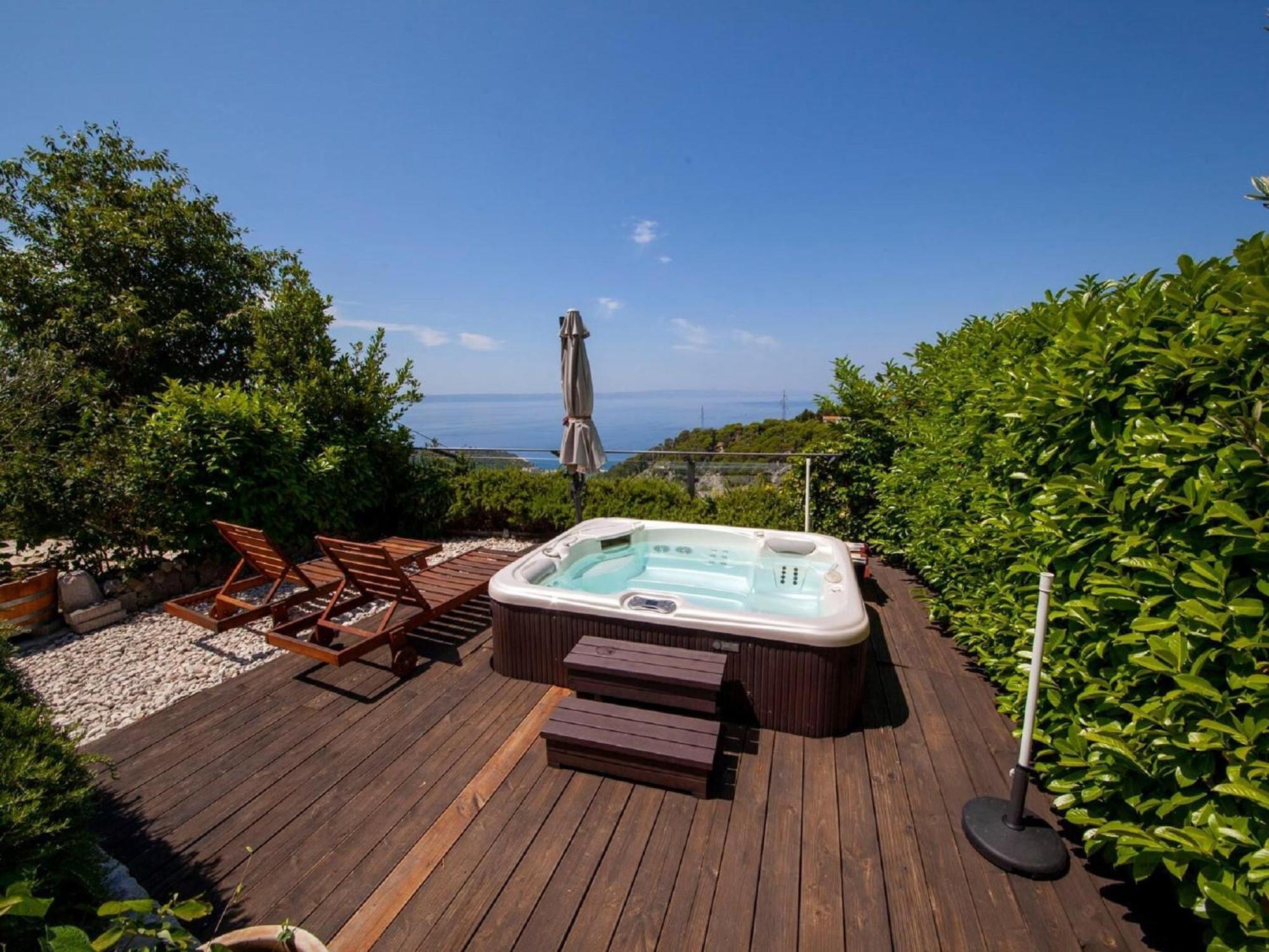 Luxurious Holiday Home In Makarska With Jacuzzi Εξωτερικό φωτογραφία