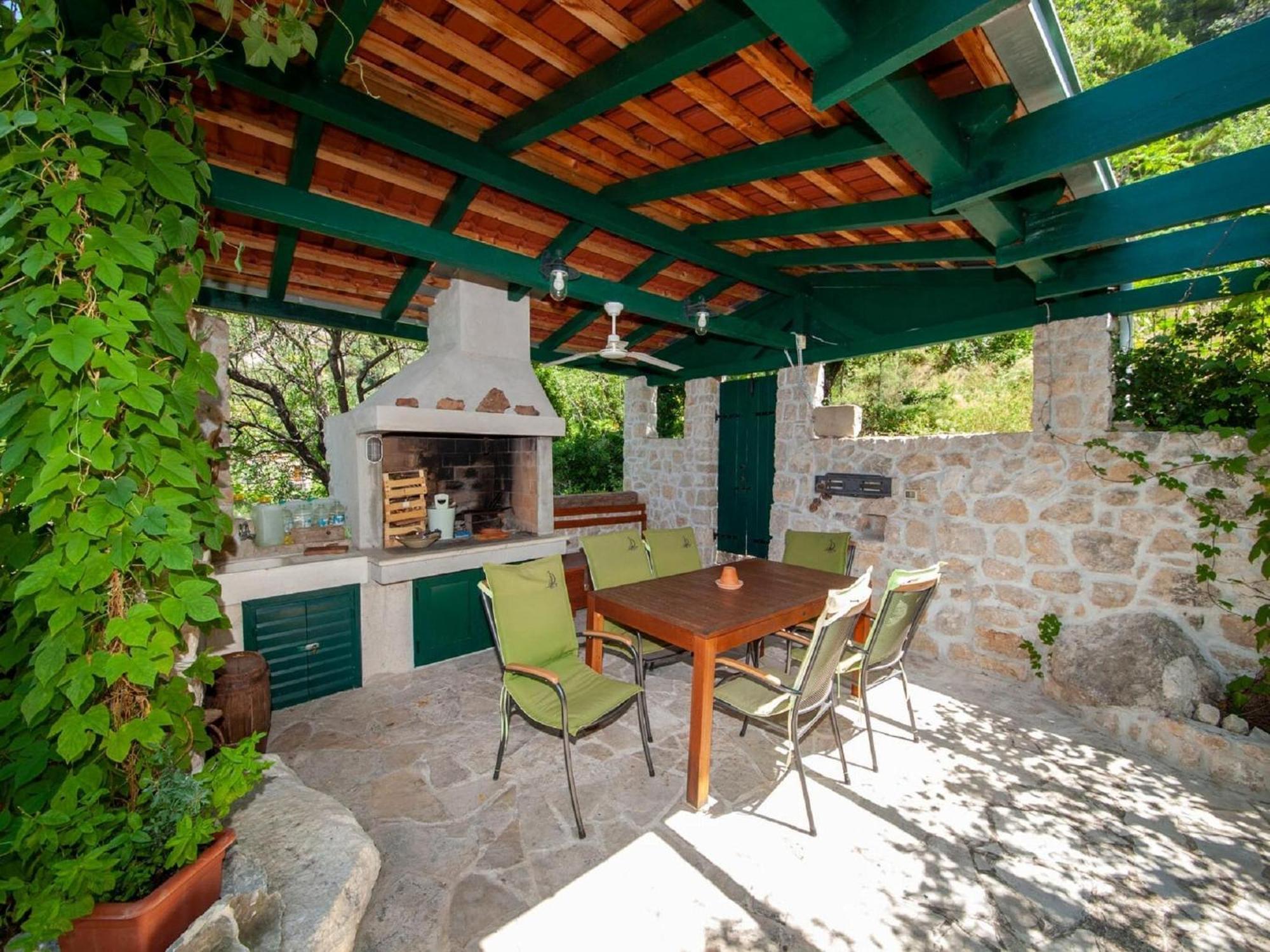 Luxurious Holiday Home In Makarska With Jacuzzi Εξωτερικό φωτογραφία