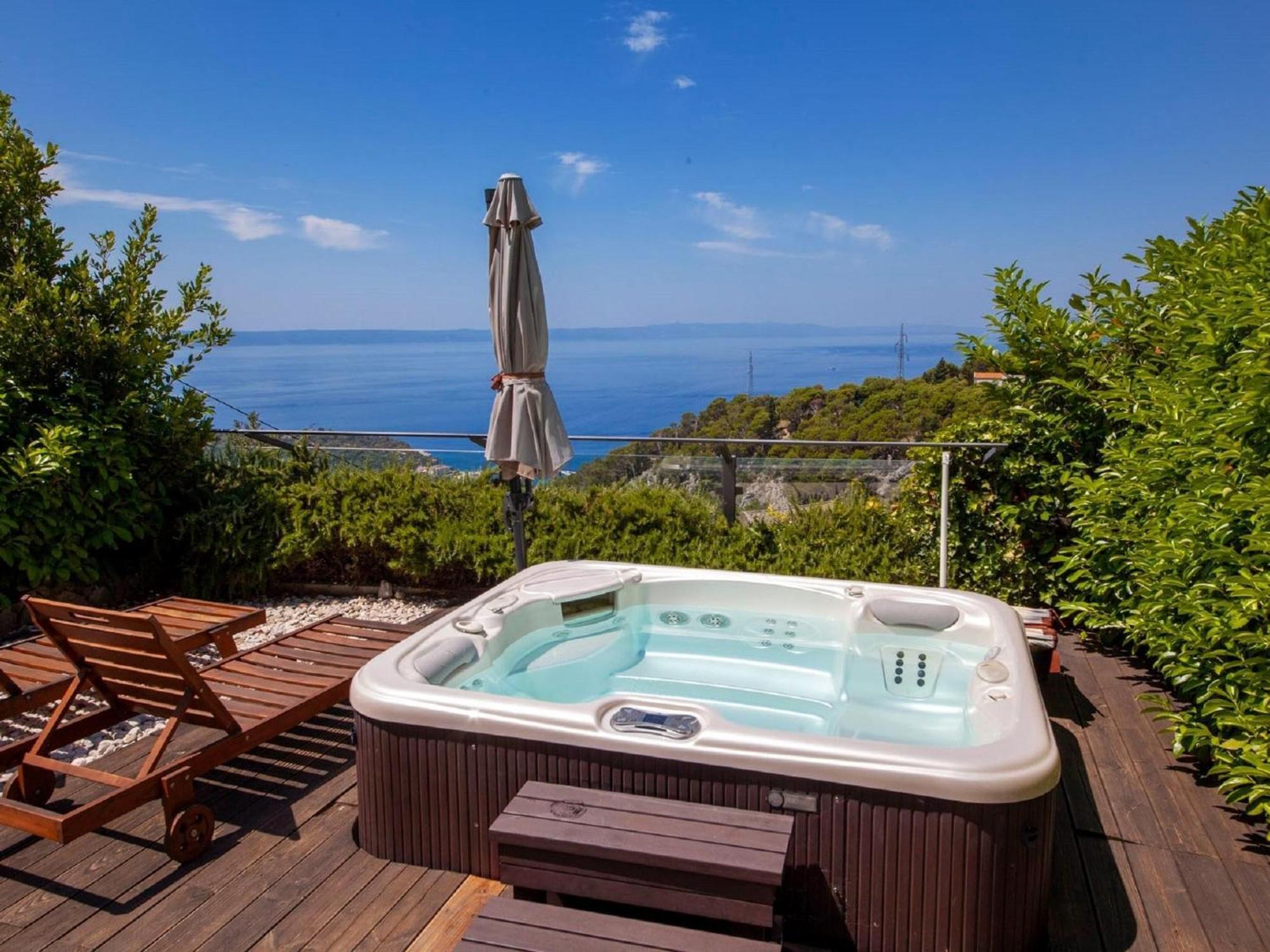 Luxurious Holiday Home In Makarska With Jacuzzi Εξωτερικό φωτογραφία