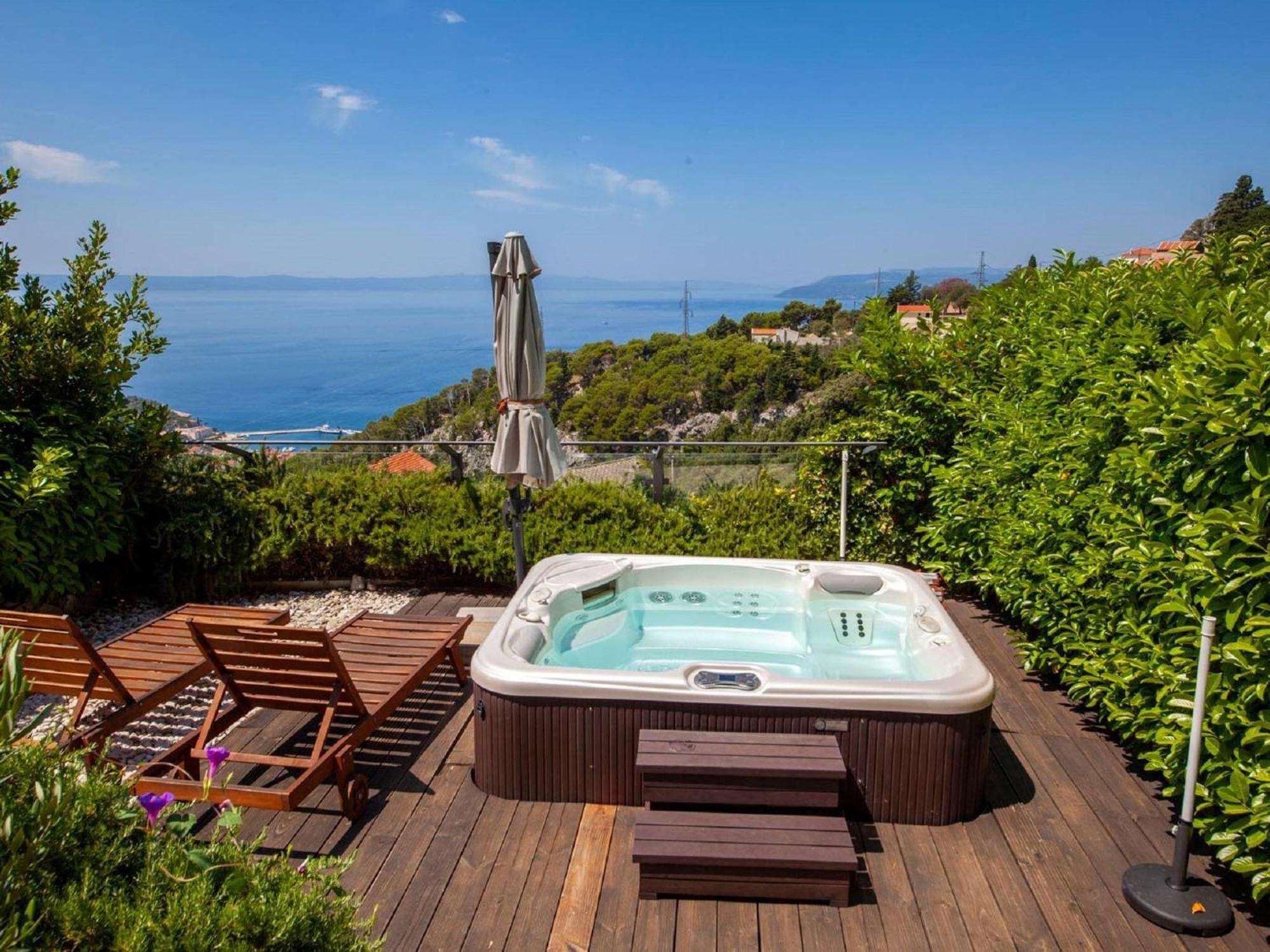 Luxurious Holiday Home In Makarska With Jacuzzi Εξωτερικό φωτογραφία