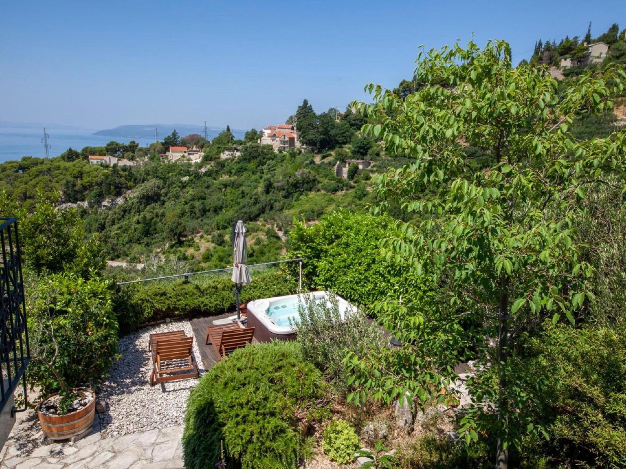 Luxurious Holiday Home In Makarska With Jacuzzi Εξωτερικό φωτογραφία