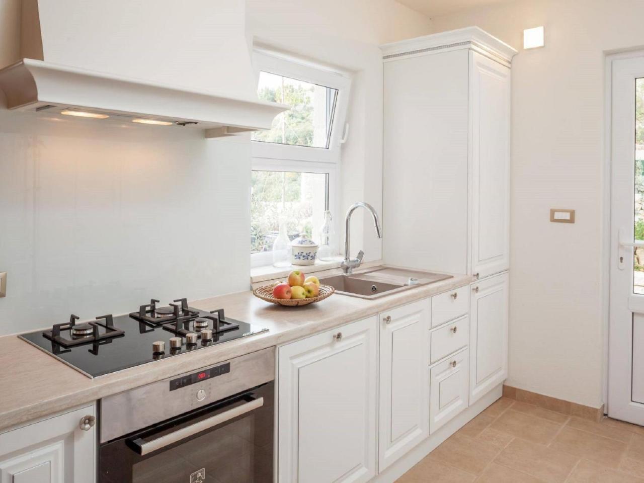 Luxurious Holiday Home In Makarska With Jacuzzi Εξωτερικό φωτογραφία