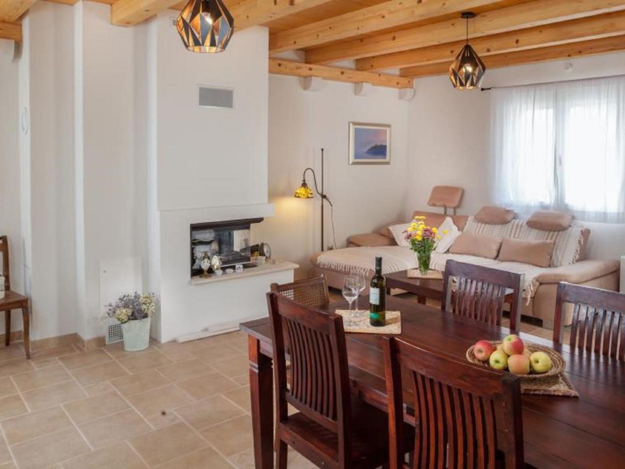 Luxurious Holiday Home In Makarska With Jacuzzi Εξωτερικό φωτογραφία